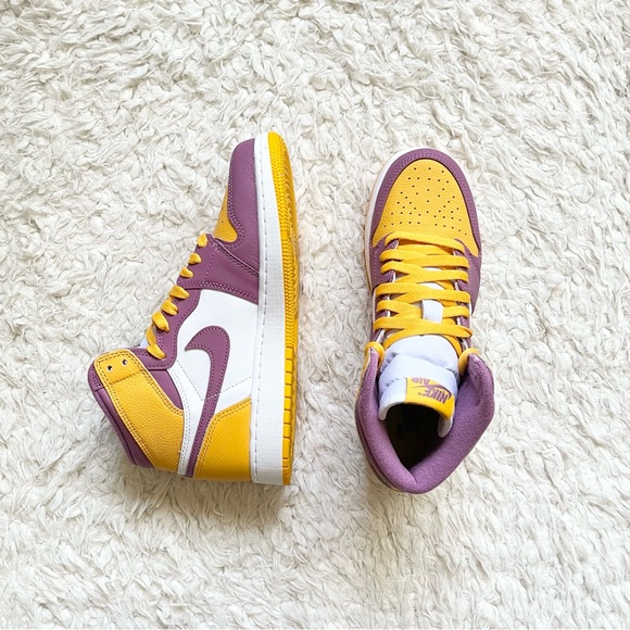 Nike | Air Jordan 1 Retro High - University Gold + Light Bordeaux - Picture 3 of 9